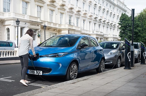 Charging Renault ZOE at a street charging point