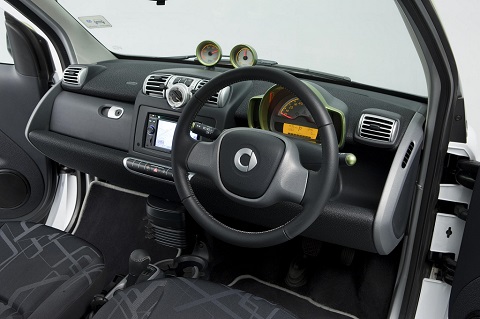 Smart ForTwo interior steering wheel and panel view