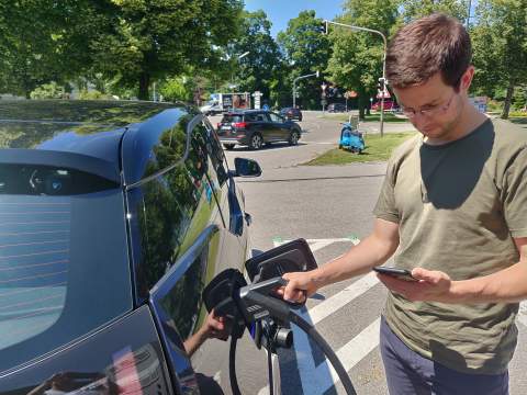 Alexander Sims charging up the car