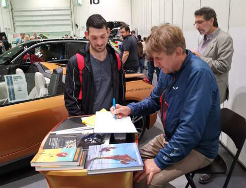 Marek Kamiński’s signing his book