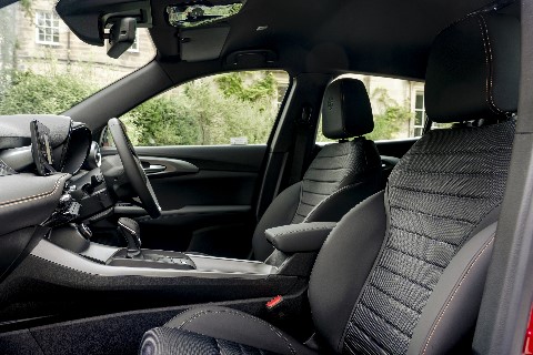 Alfa Romeo Tonale PHEV Q4 front seats