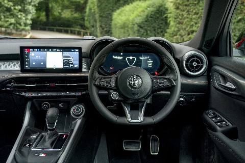 Alfa Romeo Tonale PHEV Q4 interior 