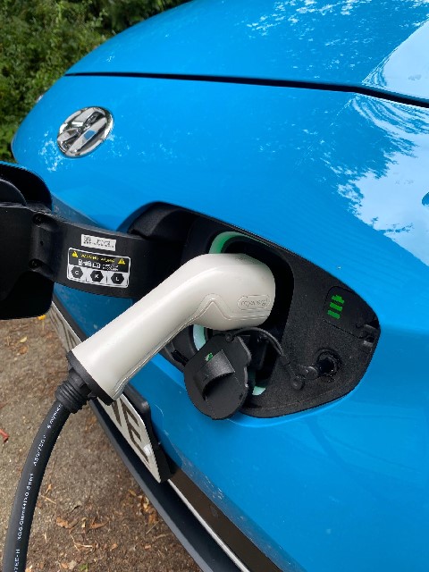  Hyundai KONA Electric charging