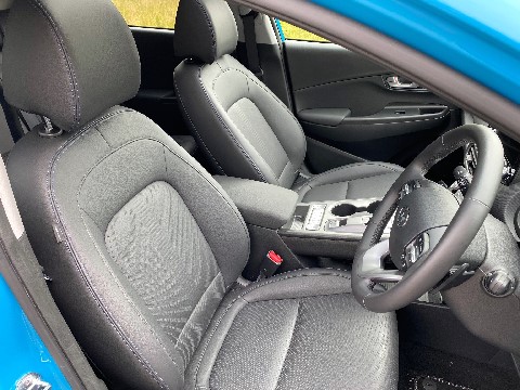  Hyundai KONA Electric front seats