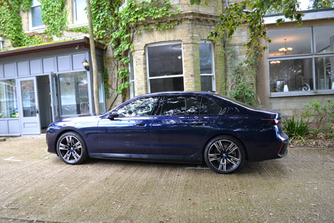  BMW i7 xDrive60 M Sport Screen back