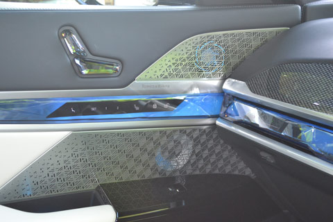  BMW i7 xDrive60 M Sport Theatre Screen