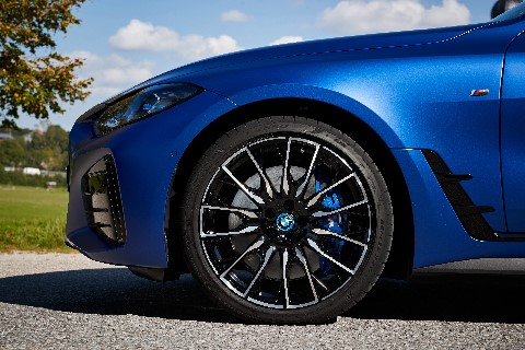 BMW i4 M logo