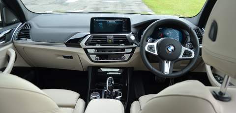  4 BMW X3 xDrive30e centre console