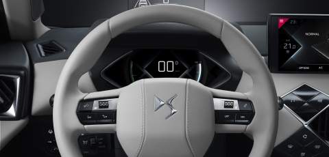 DS 3 CROSSBACK E-TENSE steering wheel being held up