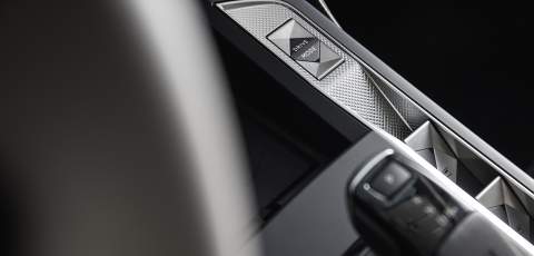 DS 3 CROSSBACK E-TENSE door handle detail