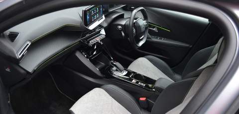 2 Peugeot e-208 interior front