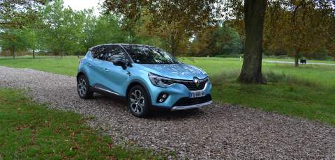 Renault Captur E-TECH Plug-in-Hybrid front three-quarter